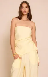 a2c122-maselkowy-top-z-odkrytymi-ramionami-prettylittlething-s