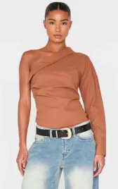 asymetryczna-brazowa-bluzka-prettylittlething-s