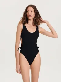 czarny-stroj-jednoczesciowy-z-ozdobnymi-wycieciami-reserved-m