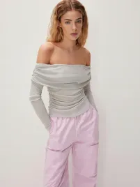 szara-bluzka-z-odkrytymi-ramionami-reserved-m