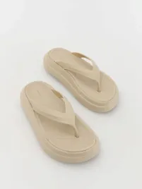 bezowe-damskie-klapki-japonki-na-platformie-reserved-41