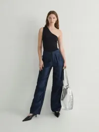 niebieskie-spodnie-z-dekoracyjnymi-kieszeniami-reserved-xs