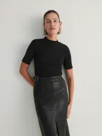 czarny-t-shirt-z-ozdobnymi-przeszyciami-reserved-m