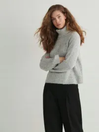 szary-sweter-z-golfem-reserved-m