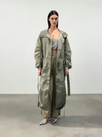 oliwkowy-cienki-plaszcz-przeciwdeszczowy-z-paskiem-reserved-s