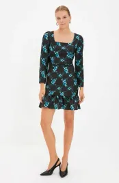 czarna-sukienka-w-niebieskie-kwiaty-trendyol-s