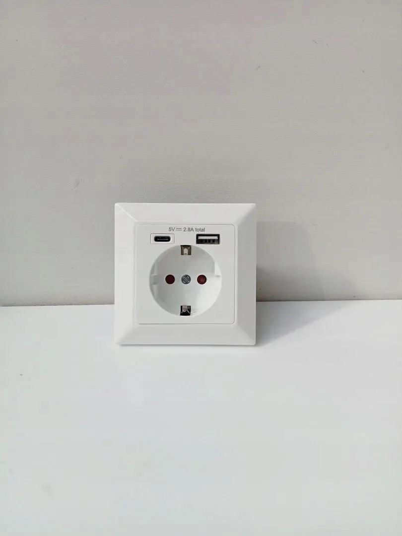 gniazdo-elektryczne-usb-scienne-digitus-bialy