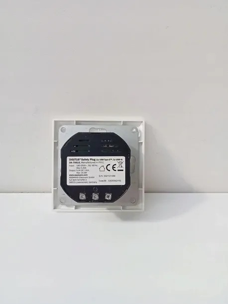 gniazdo-elektryczne-usb-scienne-digitus-bialy-kolor-bialy