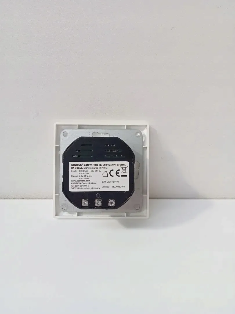 gniazdo-elektryczne-usb-scienne-digitus-bialy