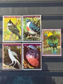 znaczki-fauna-ptaki-papugi-gwinea-kasowany-zn4
