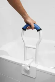 kmina-pomoc-w-wejsciu-do-wanny-dla-seniorow