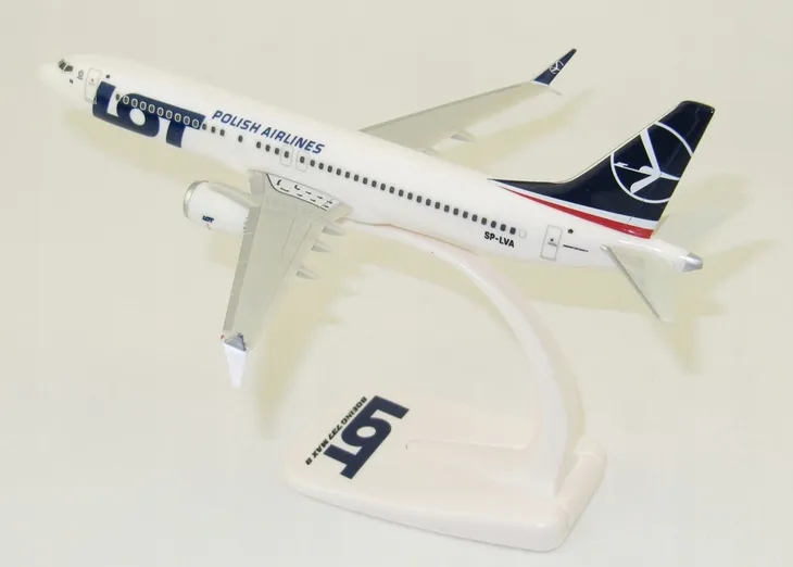 model-samolotu-boeing-737max8-lot-1-200-sp-lva-stan-nowy