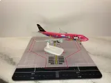 model-samolotu-boeing-b747-jal-50th-1-300-stan-nowy