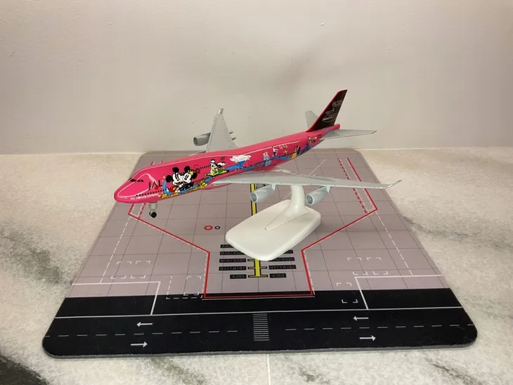 model-samolotu-boeing-b747-jal-50th-1-300-stan-nowy