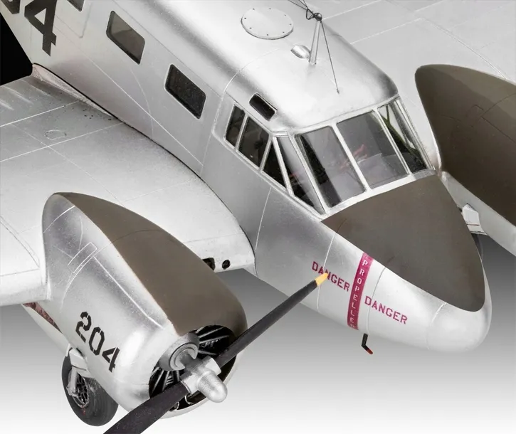 model-do-sklejania-revell-beechcraft-model-18-stan-nowy