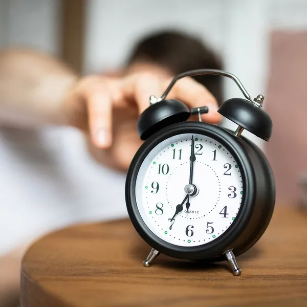 zegar-retro-czarny-typ-stolowy