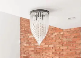 szklany-zyrandol-z-gietymi-elementami