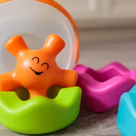 kumple-z-wiaderka-zabawka-kapielowa-fat-brain-toys