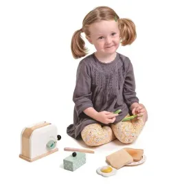 drewniany-toster-z-zestawem-sniadaniowym-mini-chef-tender-leaf-toys