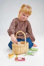 wiklinowy-koszyk-z-zestawem-piknikowym-tender-leaf-toys
