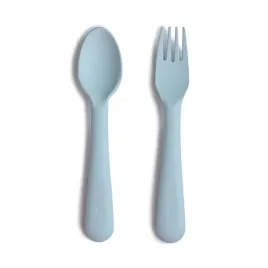 sztucce-dla-dzieci-do-nauki-samodzielnego-jedzenia-powder-blue-mushie