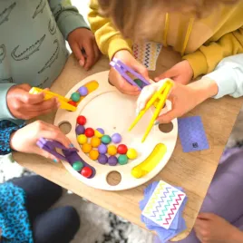drewniana-gra-sensoryczna-ze-szczypcami-zigzag-bs-toys