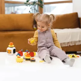 tablica-manipulacyjna-montessori-dla-dzieci-z-kostka-i-doczepianymi-eleme