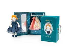 walizka-z-lalka-i-sukniami-wieczorowymi-moulin-roty
