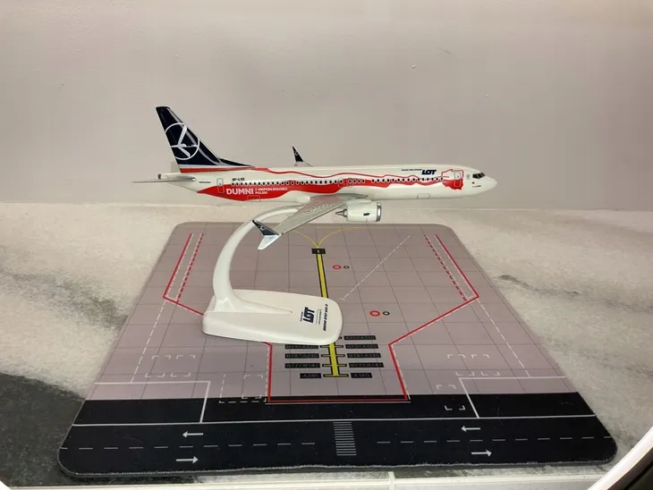 model-samolotu-boeing-b737max8-lot-dumny-stan-nowy