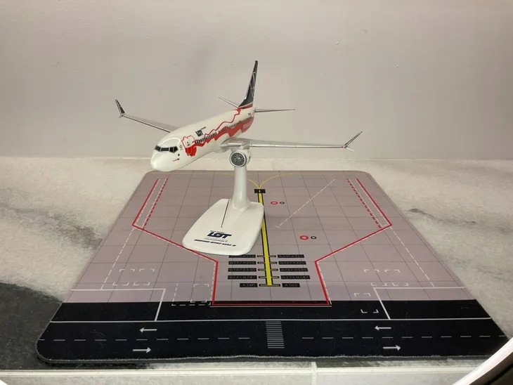 model-samolotu-boeing-b737max8-lot-dumny-stan-nowy