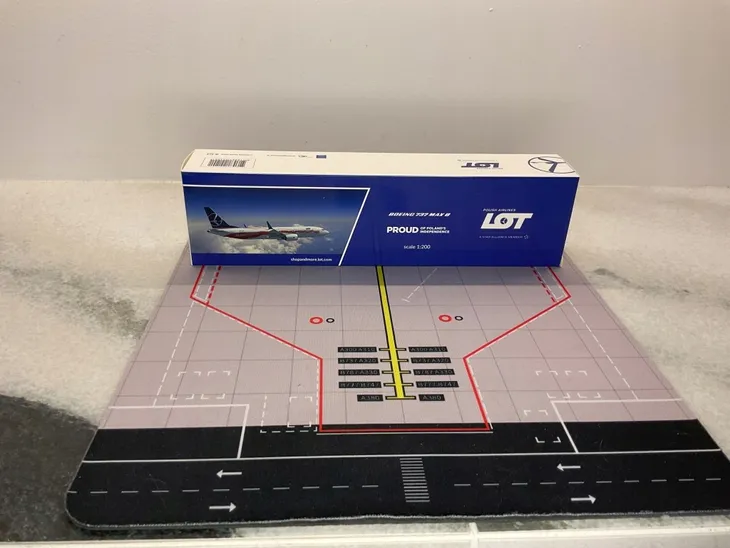 model-samolotu-boeing-b737max8-lot-dumny-stan-nowy