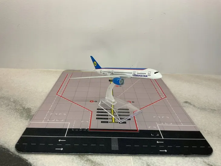 model-samolotu-boeing-b787-uzbekistan-dreamliner-stan-nowy