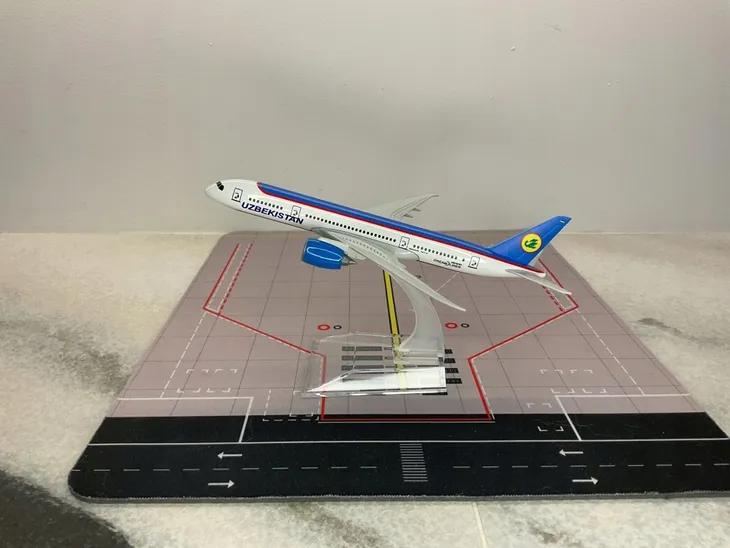 model-samolotu-boeing-b787-uzbekistan-dreamliner-stan-nowy