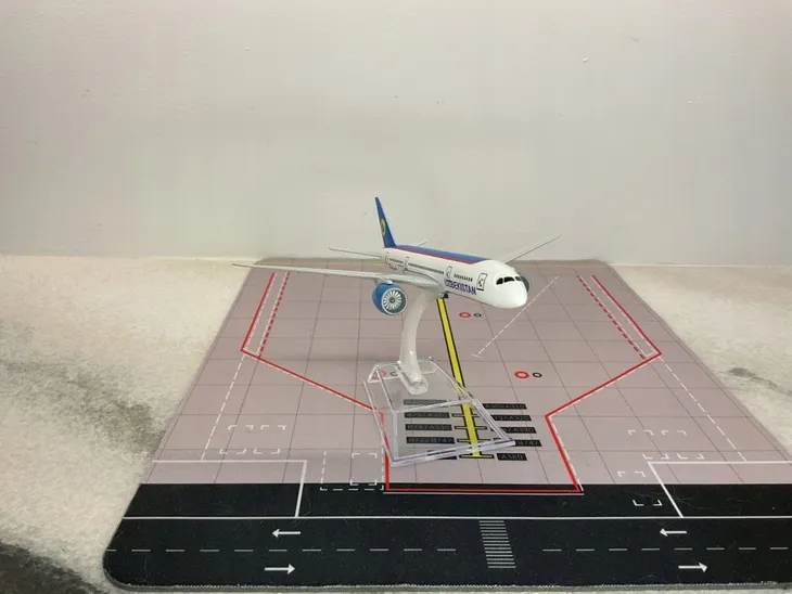 model-samolotu-boeing-b787-uzbekistan-dreamliner-stan-nowy