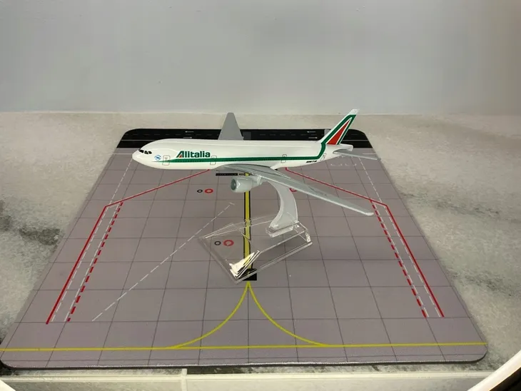 model-samolotu-boeing-b777-alitalia-stan-nowy