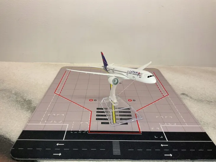 model-samolotu-boeing-b787-latam-stan-nowy