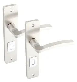kuchinox-klamka-madera-na-szyldzie-podluznym-na-klucz-rozstaw-72mm-satyna