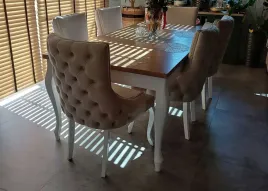 rozkladany-stol-alan-z-pikowanymi-krzeslami-glamour