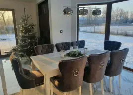 rozkladany-stol-alan-z-pikowanymi-krzeslami-madame-w-glebokim-piku