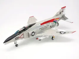 mcdonnell-douglas-f-4b-phantom-ii-model-61121-tamiya