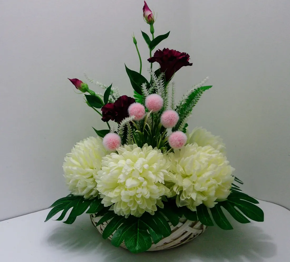 stroik-na-grob-cmentarz-biale-chryzantemy-eustoma-koszyk-751