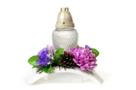 kompozycja-kwiatowa-znicz-na-grob-pomnik-cmentarz