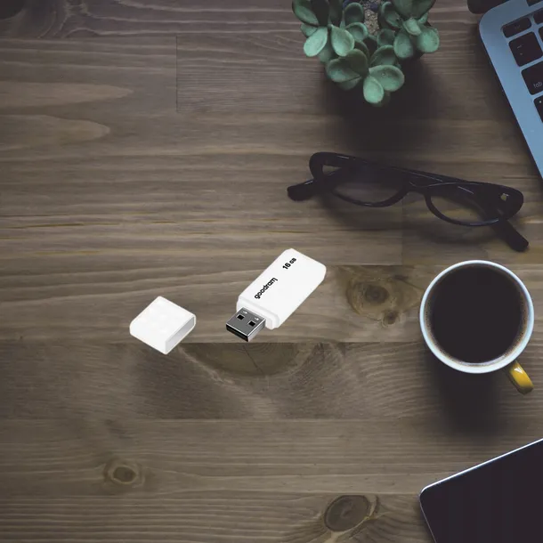 pendrive-goodram-16gb-usb-2-0-bialy-marka-goodram