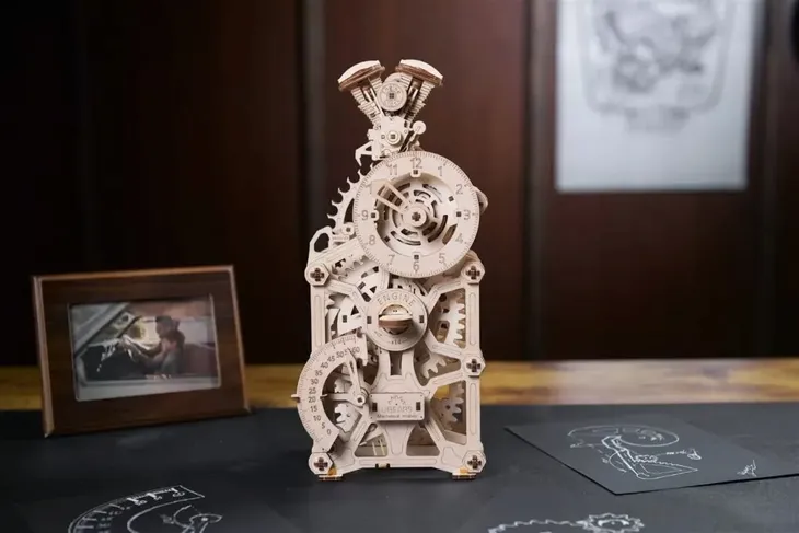 puzzle-3d-engine-clock-mechaniczny-model-ugears-wiek-dziecka-8-lat