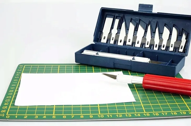 zestaw-skalpel-nozyk-modelarski-13-elementow-etui-stan-nowy-waga-z-opakowaniem-0-2-kg-marka-inna
