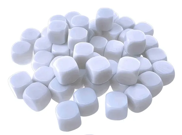 pusta-kostka-do-gry-biala-stan-nowy