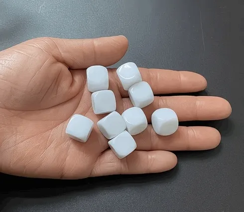 pusta-kostka-do-gry-biala