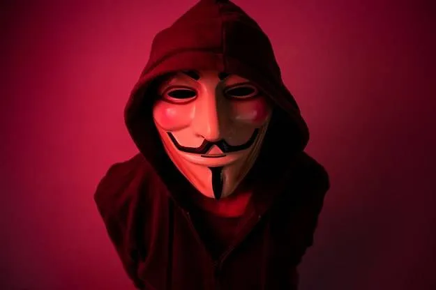 maska-anonymous-v-jak-vendetta-metaliczna