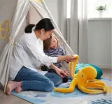 ikea-blavingad-pluszak-osmiornica-50-cm-maskotka-kolor-dominujacy-odcienie-zoltego-i-zlota