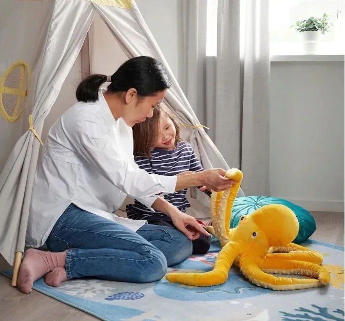 ikea-blavingad-pluszak-osmiornica-50-cm-maskotka